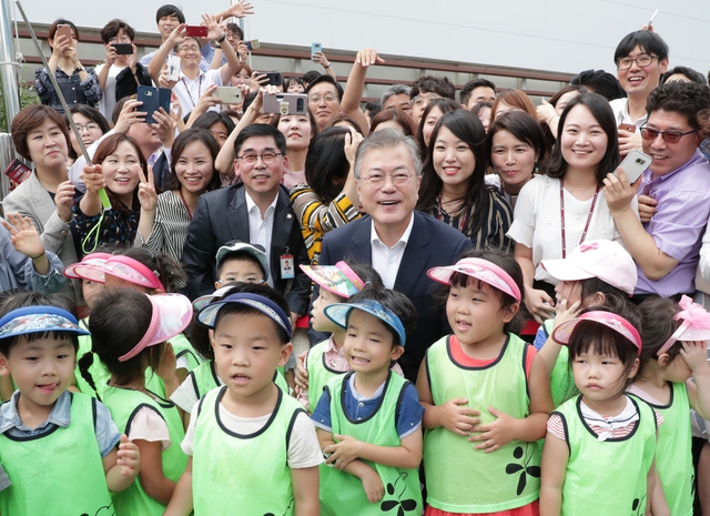 문재인 대통령이 8월 29일 강원도 원주시 건강보험공단에서 열린 '2018 공공기관장 워크숍'을 마친뒤 행사장앞에서 환영하는 시민들과 기념사진을 찍고 있다. 청와대사진기자단