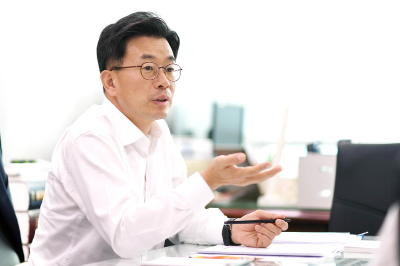 김병규 기획재정부 세제실장은 지난 3일 <한겨레>와 인터뷰를 가졌다.