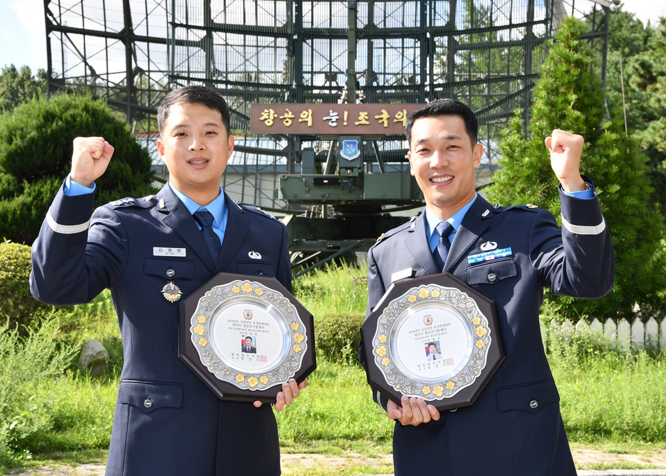 공군 최우수 방공 무기통제사 ‘골든아이’ 에 선발된 51전대 김영범 대위(왼쪽)와 31전대 박형규 준위가 함께 기념사진을 찍고 있다. 공군 제공