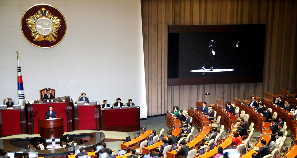 김성태 자유한국당 원내대표가 5일 국회 본회의장에서 ‘문워킹’ 화면을 배경으로 현 정부의 소득주도성장정책을 비판하는 연설을 하고 있다. 김경호 선임기자 jijae@hani.co.kr