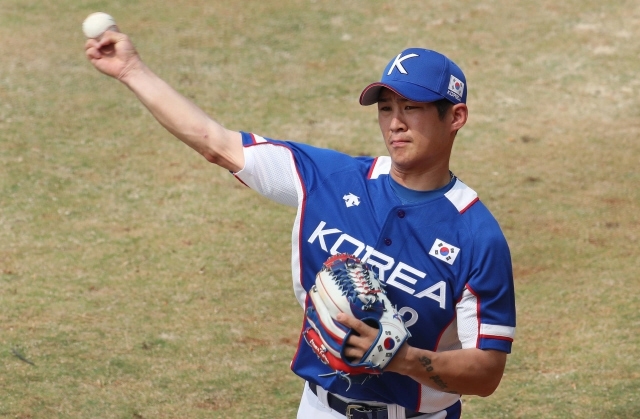 한국 오지환이 28일 낮(현지시각) 인도네시아 자카르타 글로라 붕카르노(GBK) 야구장에서 열린 한국과 홍콩의 경기에서 몸을 풀고 있다. 자카르타/백소아 기자 thanks@hani.co.kr