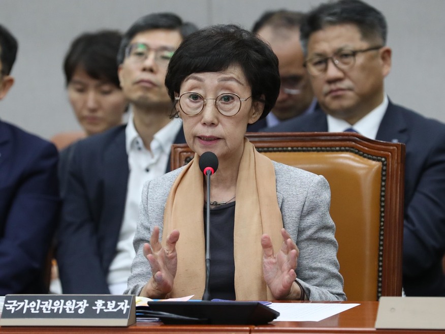 최영애 국가인권위원장 후보자가 27일 오전 국회 운영위원회에서 열린 인사청문회에서 답변하고 있다.강창광 기자 chang@hani.co.kr