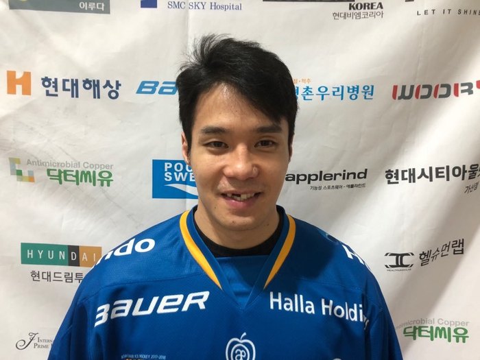 안양 한라의 조민호가 5일 안양빙상장에서 인터뷰하고 있다. 김창금 기자