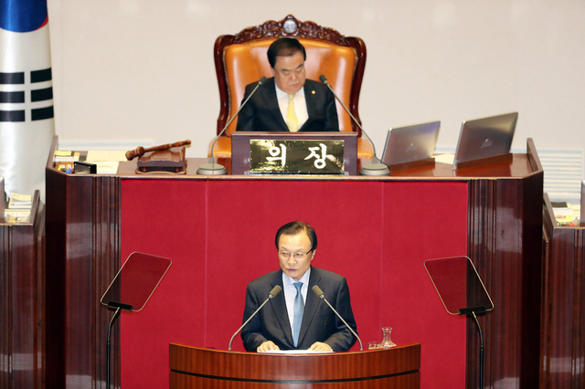이해찬 더불어민주당 대표가 4일 오전 국회 본회의에서 교섭단체 대표연설을 하고 있다.이 자리에서 밝힌 공공기관 이전 발언이 논란을 일으키고 있다. 김경호 선임기자