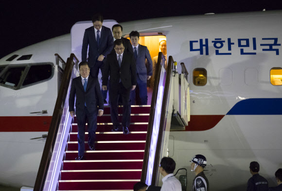 정의용 청와대 국가안보실장을 단장으로 하는 문재인 대통령의 대북 특별사절단이 5일 밤 경기도 성남 서울공항을 통해 귀국하고 있다. 연합뉴스