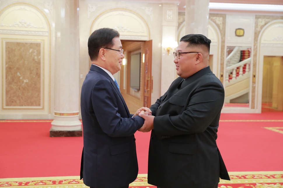 김정은 북한 국무위원장이 5일 방북한 대북 특사단 수석대표인 정의용 청와대 국가안보실장과 두 손을 맞잡은 채 반갑게 인사하고 있다. 청와대 제공