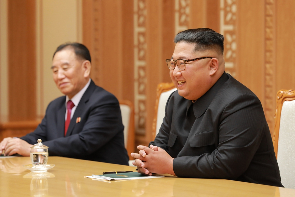 밝은 표정의 김정은 북한 국무위원장이 5일 정의용 청와대 국가안보실장을 수석으로 하는 문재인 대통령의 대북 특별사절단과 접견하고 있다. 청와대 제공