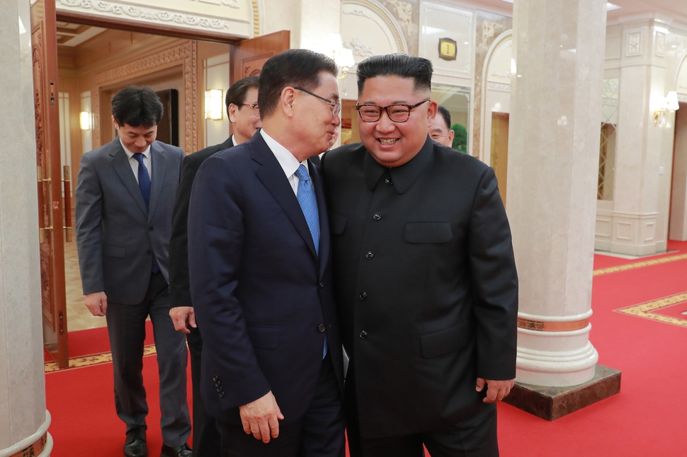 김정은 북한 국무위원장이 5일 방북한 대북 특사단 수석대표인 정의용 청와대 국가안보실장과 함께 평양 노동당 본부 청사에서 이동하며 밝은 표정으로 대화하고 있다. 청와대 제공