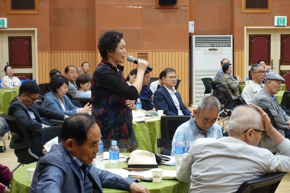 채봉화 금정굴유족회장이 지난 6월 경기도 고양시 일산동구청 대강당에서 열린 ‘분단의 비극 금정굴, 화해를 넘어 통일의 길로’ 토론회에서 “희생자들의 유해를 안치할 조그마한 공원 하나 만들어줬으면 소원이 없겠다”고 말하고 있다. 박경만 기자