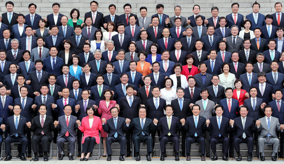 문희상 국회의장과 이해찬 더불어민주당 대표, 김성태 자유한국당 원내대표, 김관영 국민의당 원내대표, 정동영 민주평화당 대표, 이정미 정의당 대표를 비롯한 제20대 국회의원들이 6일 서울 여의도 국회 본청 앞 계단에서 국회 개원 70주년 단체 기념사진을 촬영하고 있다. 공동취재사진