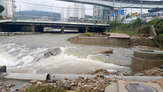 지난달 29~30일 내린 집중호우로 경기도 의정부시 백석천 구간의 산책로와 자전거도로 등 시설물이 크게 훼손됐다. 독자 제공