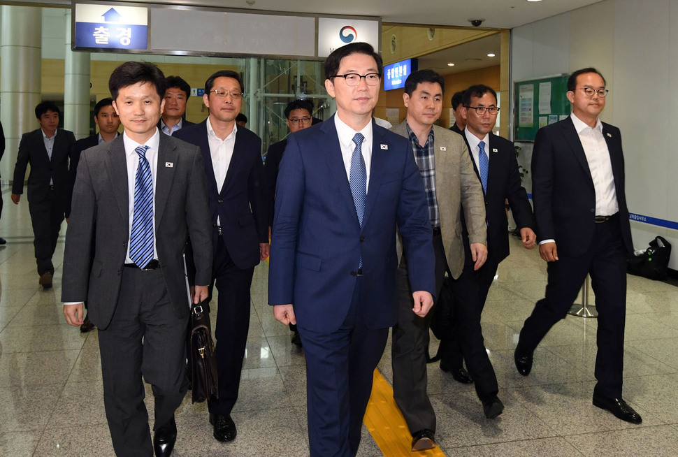 천해성 차관(맨앞). 사진공동취재단