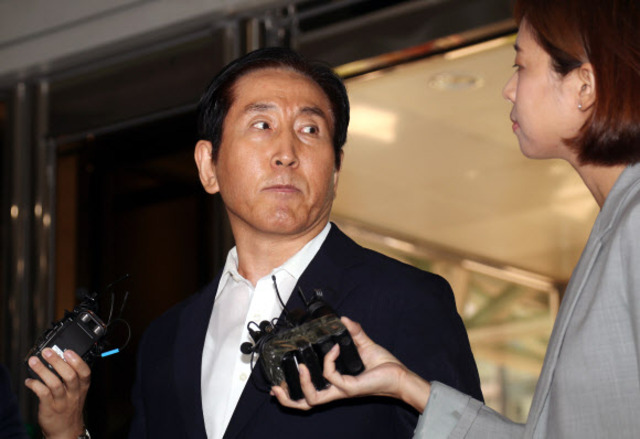 이명박 정부 시절 경찰의 댓글 공작을 지휘한 혐의를 받는 조현오 전 경찰청장이 5일 오전 서울 서대문구 경찰청으로 출석하며 기자들의 질문을 받고 있다.  연합뉴스