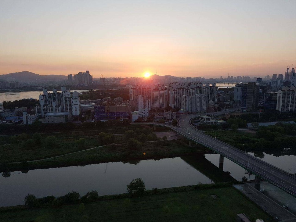 오랜만에 일출을 본다. 전주택시 김재주 동지가 1년째 '택시 노동자의 인간다운 삶을 보장하라'고 고공에 올라 외치고 있다. 노동자의 인간다운 삶을 위한 투쟁들이 일출처럼 빛을 바랬으면 한다. 새로운 세상을 꿈꾸며 아침을 맞이한다. 사진과 글은 고공농성 중인 홍기탁, 박준호씨의 페이스북 굴뚝통신에서 갈무리한 것이다.