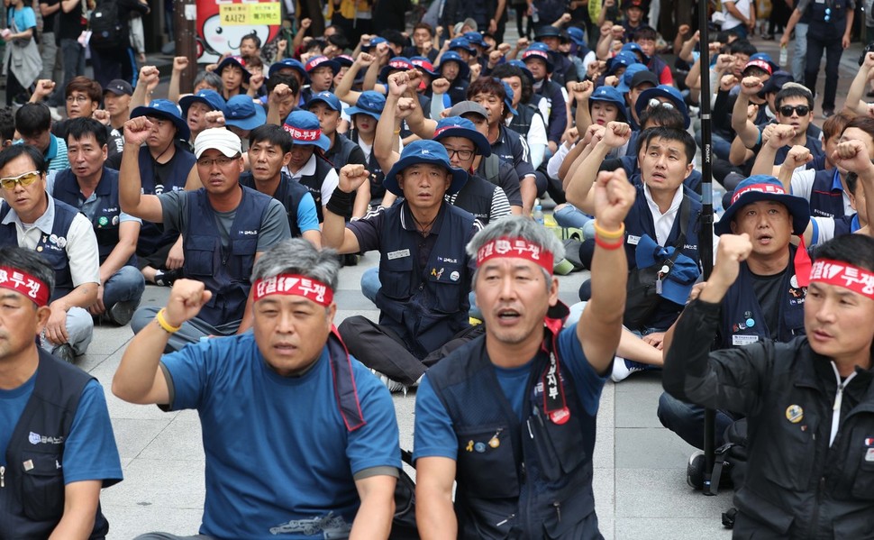 7일 오후 서울 목동 파인텍 모기업 스타플렉스 본사 앞에서 결의대회가 열려 참가자들이 구호를 외치고 있다. 박종식 기자 anaki@hani.co.kr