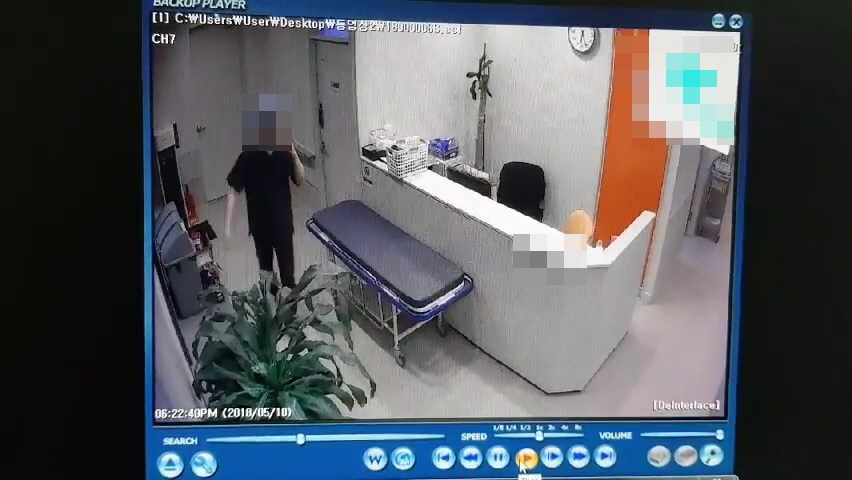 의사가 영업사원에게 대리수술을 시킨 뒤 수술실에서 나가는 모습. 부산경찰청 제공