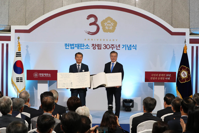 문재인 대통령과 이진성 헌법재판소장(왼쪽)이 지난달 31일 오전 서울 재동 헌법재판소 중앙홀에서 열린 헌재 창립 30주년 기념식에서 순 한글로 작성된 헌법책에 서명한 뒤 책을 들어 보이고 있다. 김정효 기자 hyopd@hani.co.kr