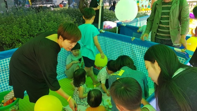 8일 오후 서울 혜화역 마로니에 공원 앞에서 열린 ‘진격의 보육교사, 가짜 휴게시간 버스킹’ 행사에 참여한 김정아(47)씨가 천막 아래에 차려진 어린이집 체험 공간에서 아이들에게 간식을 나눠주고 있다.