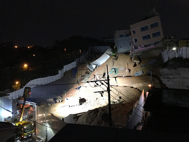 6일 오후 서울 동작구 상도동의 공동주택 공사 현장에서 지반이 침하하면서 인접한 상도초등학교 병설유치원(오른쪽 위)이 10도 가량 기울며 붕괴 위기에 놓였다. 조승현 기자 shcho@hani.co.kr