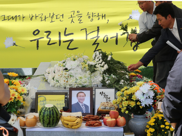 9일 오전 11시 경기도 남양주시 마석 모란공원 민주열사묘역에서 열린 고 노회찬 정의당 의원의 49재 추모행사에서 추모객들이 헌화하고 있다.강창광 기자 chang@hani.co.kr