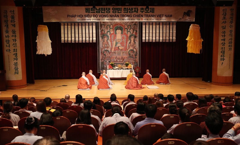 대한불교조계종 사회노동위원회와 베트남 불교 ‘원오사’가 9일 오후 서울 종로구 ‘한국불교역사문화기념관’에서 ‘베트남전쟁 양민 희생자 추모제’를 열어 한국군에 의한 베트남전 민간인 희생자의 명복 빌고 정부의 공식 사과와 배상 등을 요구하며 추모의식을 하고 있다. 강창광 기자 chang@hani.co.kr