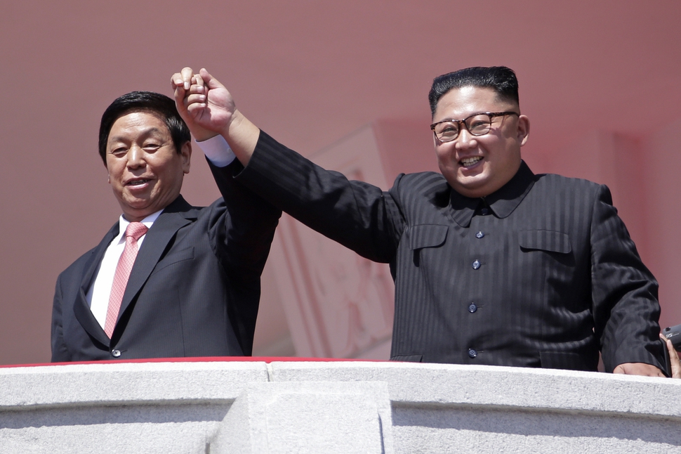 김정은 북한 국무위원장이 9일 정권 수립 70돌을 기념하는 열병식 행사에서 시진핑 중국 주석의 특사인 리잔수 전국인민대표대회 상무위원장의 손을 잡고 치켜들고 있다. 평양/AP 연합뉴스