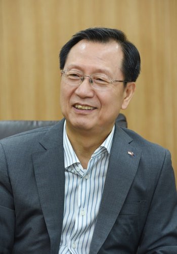 김종갑 한국전력공사 사장이 7일 서울 양재동 한전아트센터에서 <한겨레>와 인터뷰하고 있다. 한전 제공
