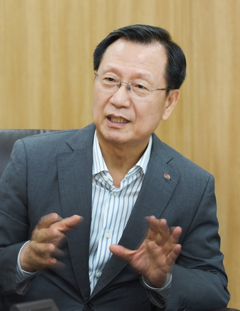 김종갑 한국전력공사 사장이 7일 서울 양재동 한전아트센터에서 <한겨레>와 인터뷰하고 있다. 한전 제공