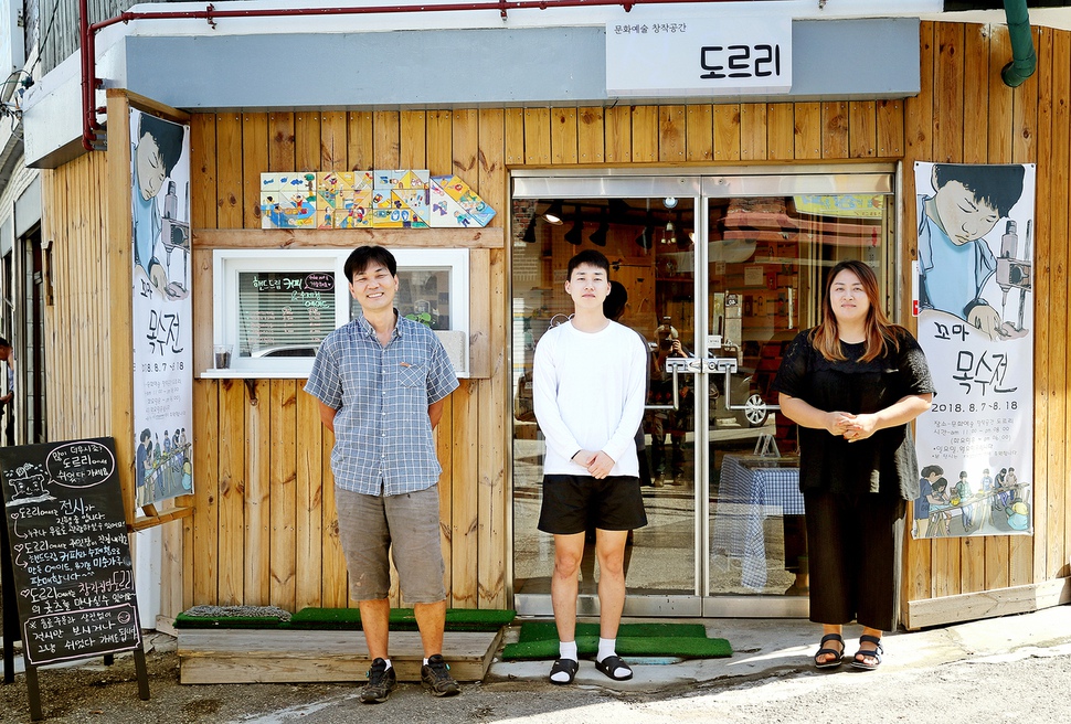 인천 동구 화수동의 한 골목 모퉁이 건물 1층에 창작집단 ‘도르리’의 공방이 있다. 왼쪽부터 도르리 멤버 유동훈, 김성수, 오정희씨. 인천/강재훈 선임기자 khan@hani.co.kr