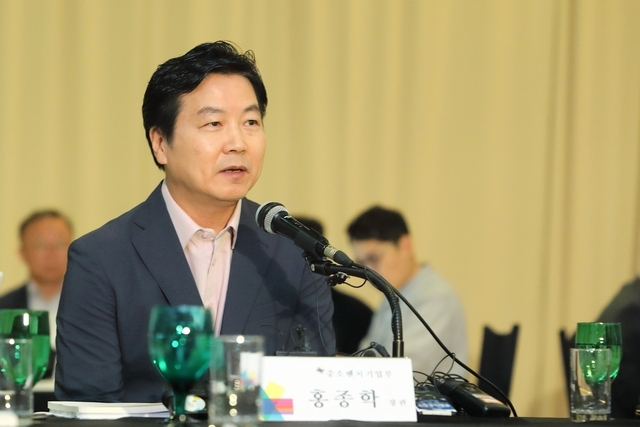 대기업의 초과이익을 기여분에 따라 협력업체에도 나누도록 유도하는 내용의 법안이 국회에 제출돼 있다. 소관 부처인 중소벤처기업부도 여기에 힘을 싣고 있다. 홍종학 중소벤처기업부 장관. <한겨레> 자료 사진