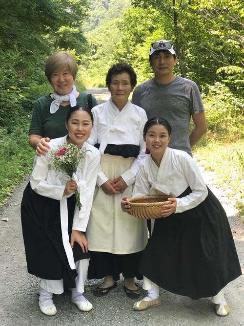 정선아리랑 노래극 <여자의 일생>을 함께 만든 ‘가리왕산 삼총사’와 연출팀. 뒷줄 왼쪽부터 연출 권혜경, 실제 주인공 엄순분 할머니, 조연출 박용범, 정선아리랑 전수장학생 신현영, 정선아리랑 이수자 최진실씨.  사진작가 이한구 제공