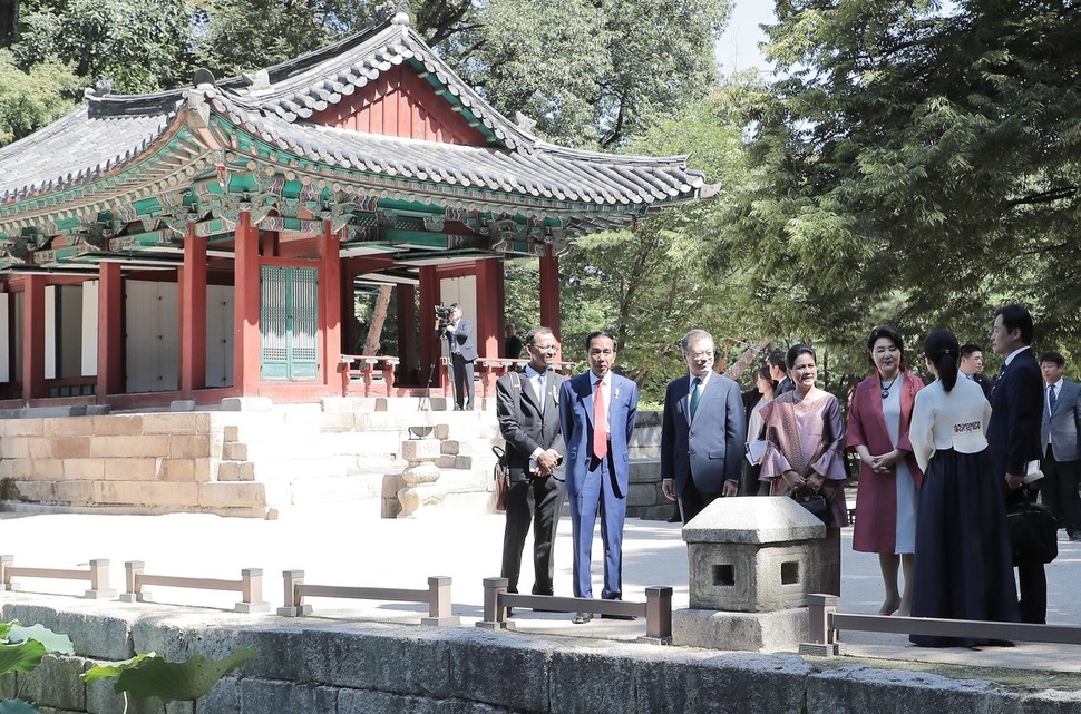 문재인 대통령 부부와 한국을 국빈방문한 조코 위도도 인도네시아 대통령 부부가 10일 오전 서울 창덕궁 후원인 부용지 앞에서 문화해설사한테 설명을 듣고 있다. 청와대사진기자단