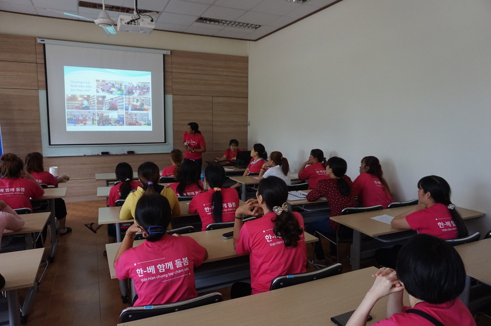 지난달 26일 베트남 껀터에 위치한 한베함께돌봄센터 강의실에서 귀환여성 30여명이 29번째 월례자조모임을 진행하고 있다.