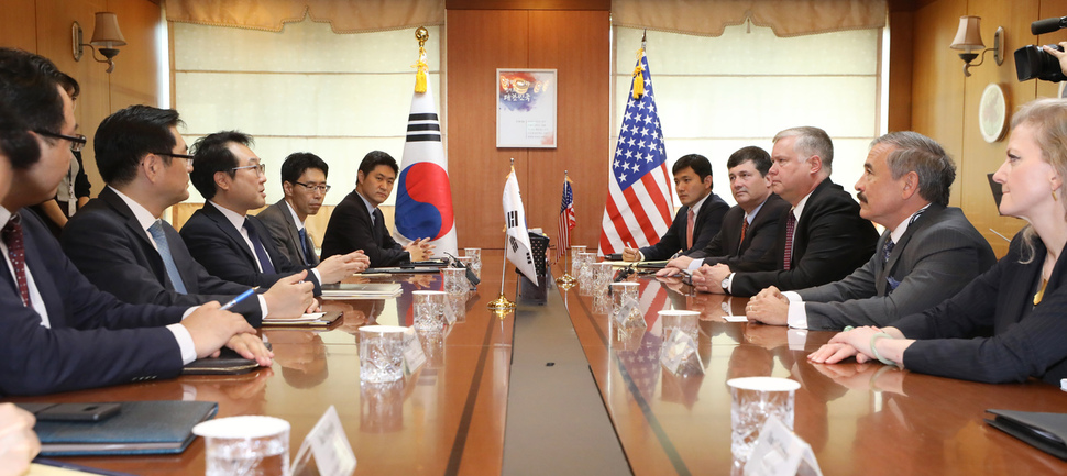 이도훈 한반도평화교섭본부장이 11일 오전 서울 외교부에서 스티븐 비건 미국 국무부 대북정책특별대표와 회담을 하고 있다. 회담에서 이들은 대북특사단 방북 결과를 비롯한 최근 한반도 상황에 대한 평가를 공유할 예정이다. 더불어 향후 비핵화 및 평화체제 구축·추진 방안과 한미 공조 방안 등에 관해 협의할 계획이다. 공동취재사진