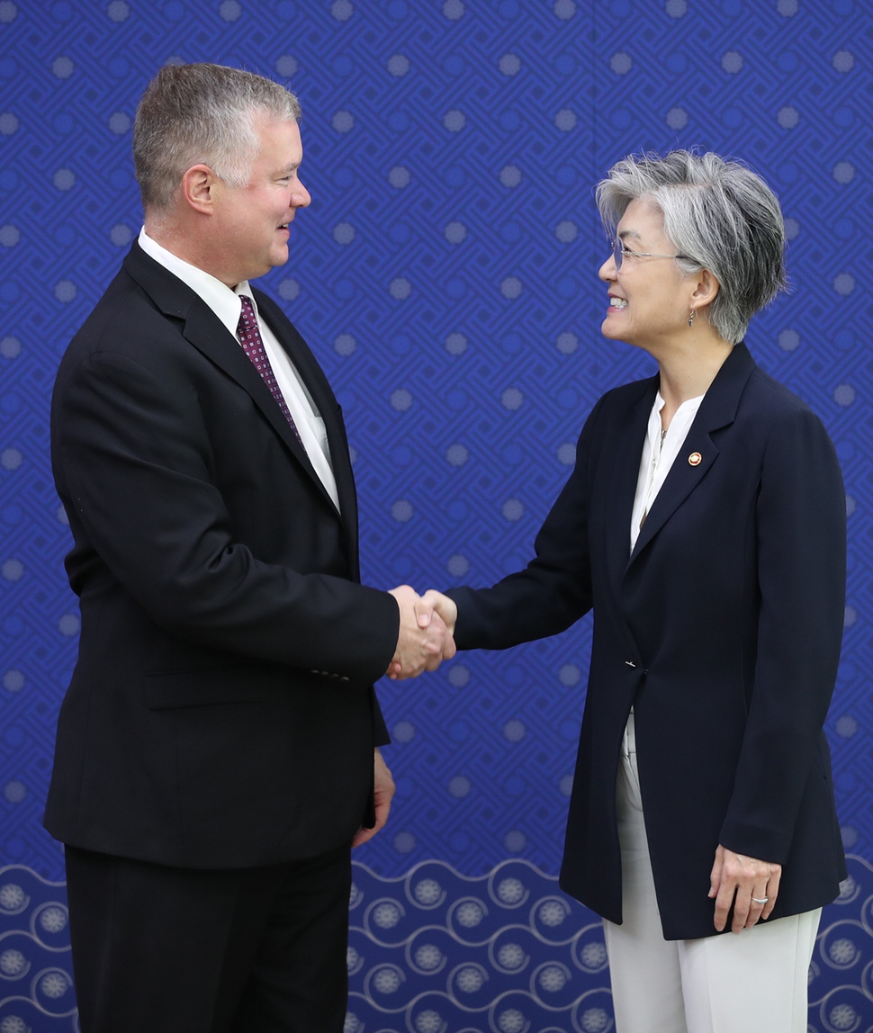 강경화 외교부 장관(오른쪽)이 11일 오전 서울 종로구 외교부에서 스티브 비건 미국 국무부 대북정책특별대표를 접견해 대화를 하고 있다 . 공동취재사진