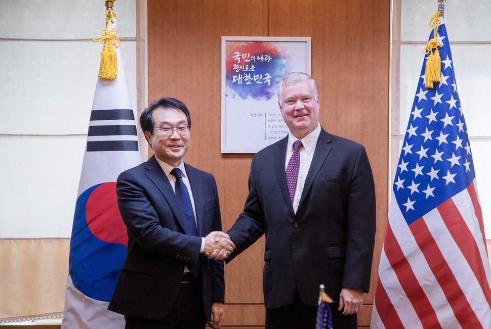 이도훈 한반도평화교섭본부장이 11일 오전 서울 외교부에서 스티븐 비건 미국 국무부 대북정책특별대표와 회담을 하고 있다. 공동취재사진