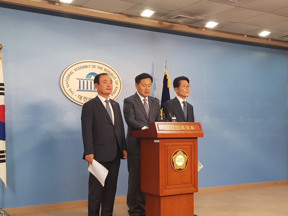 김관영 바른미래당 원내대표, 장병완 민주평화당 원내대표, 윤소하 정의당 원내대표가 11일 오후 국회 정론관에서 국회 정치개혁특별위원회 정상화를 촉구하는 기자회견을 하고 있다.