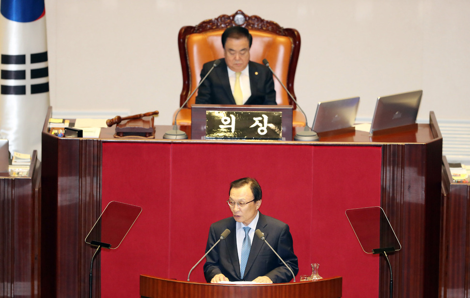 이해찬 더불어민주당 대표가 4일 오전 국회 본회의에서 교섭단체 대표연설을 하고 있다.김경호 선임기자 jijae@hani.co.kr