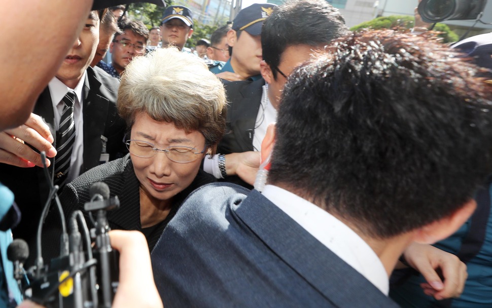 ‘‘시골 판사”를 자청해 화제가 된 박보영 전 대법관(맨 왼쪽)이 10일 오전 전남 여수시 여수시법원에 도착해 취재진이 뒤엉키면서 법원 경호원과 경찰의 경호를 받으며 출근하고 있다. 쌍용자동차 해고자 등 40여명은 이날 박 전 대법관의 출근길에 앞서 기자회견을 열어 2014년 쌍용차 정리해고무효소송 기각 등에 항의하며 면담을 요구했다. 여수/연합뉴스