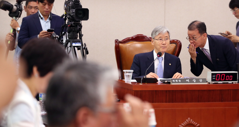 여상규 국회 법제사법위원장은 10일 이은애 헌법재판관 후보자 청문회에서 사법농단 관련 의원들의 질의를 제지해 논란이 됐다. 김경호 선임기자 jijae@hani.co.kr