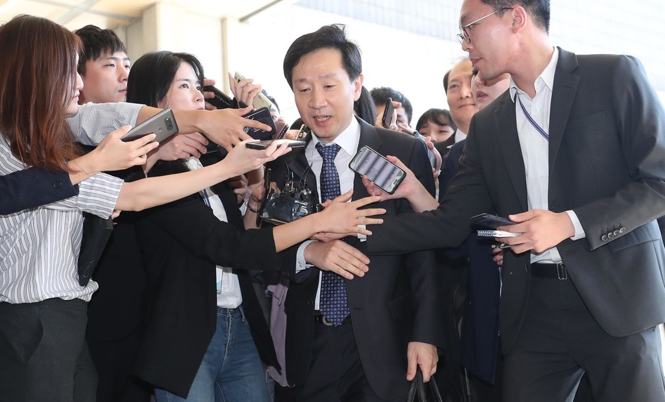 김현석 대법원 수석재판연구관이 12일 오전 서울 서초동 서울중앙지검에서 양승태 사법부의 사법농단 의혹과 관련해 조사를 받기 위해 출석하고 있다. 박종식 기자 anaki@hani.co.kr