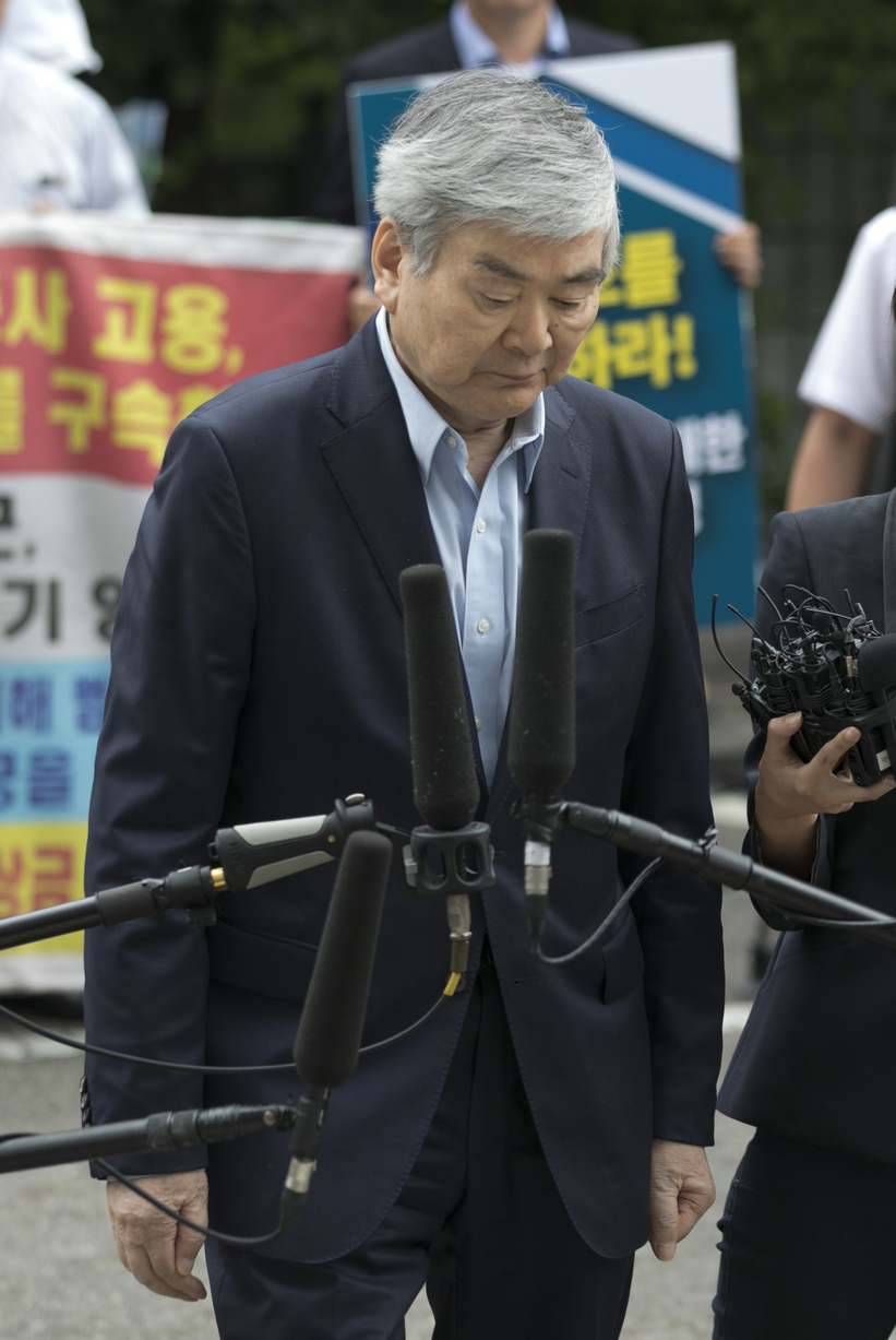 횡령 및 배임, 사기, 약사법 위반 등 혐의를 받는 조양호 한진그룹 회장이 지난 7월5일 서울 양천구 남부지법에서 영장실질심사를 받기 위해 법정으로 향하고 있다. 조 회장은 취재진의 질문에 답변 없이 법정으로 들어갔다. 김성광 기자 flysg2@hani.co.kr