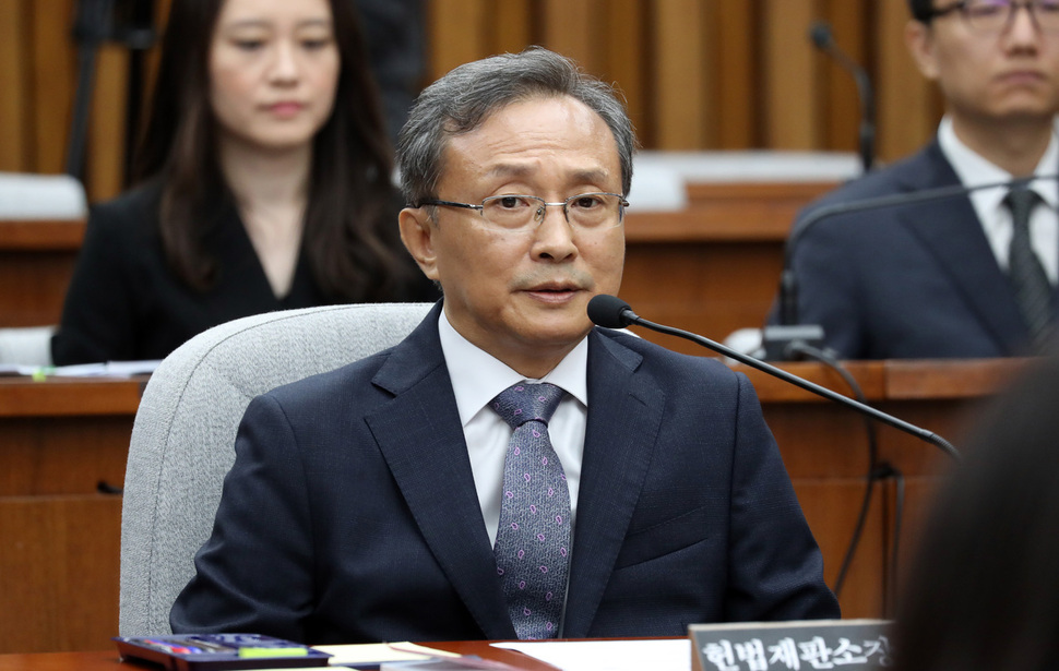유남석 헌법재판소장 후보자가 12일 국회 인사청문특위의 인사청문회에서 위원들의 질의에 답하고 있다. 김경호 선임기자 jijae@hani.co.kr