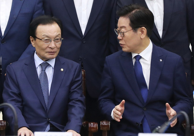 이해찬 더불어민주당 대표가 ‘토지공개념’의 실체화 필요성을 제기했다. 이 대표(왼쪽)가 11일 오전 경기도 수원시 경기도청에서 열린 ‘더불어민주당-경기도 예산정책협의회’에서 이야기를 나누고 있다. 연합뉴스