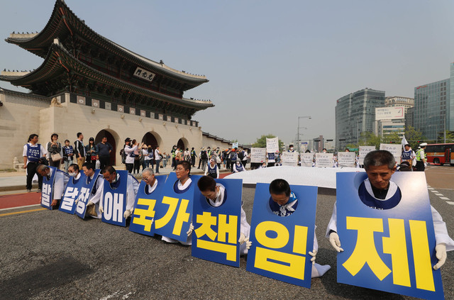 2018년 4월 30일 서울 광화문 광장에서 발달장애인 부모들이 ‘발달장애 국가 책임제’를 요구하며 삼보일배 하고 있다. 신소영 기자