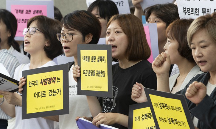 안희정 재판부와 달리…김문환 전 대사 ‘업무상 위력’ 인정