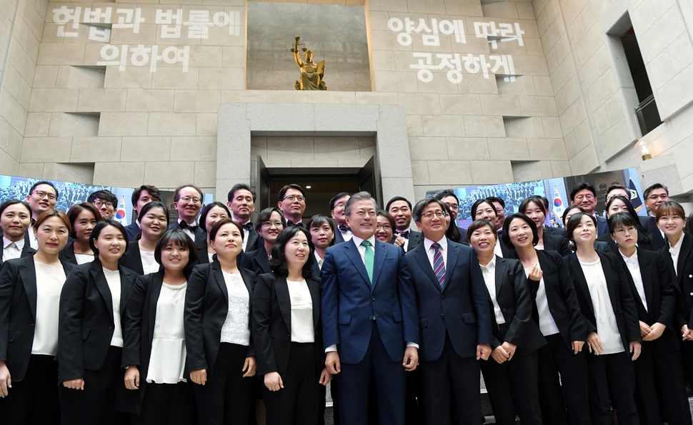 문재인 대통령이 13일 오전 서울 서초구 대법원 중앙홀에서 열린 사법부 70주년 기념식에서 기념공연을 펼친 서울법원종합청사합창단원들과 기념촬영을 하고 있다. 청와대사진기자단