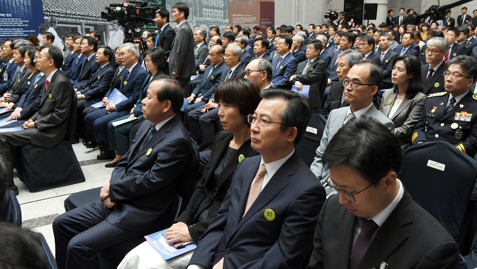 13일 오전 서울 서초구 대법원 중앙홀에서 열린 사법부 70주년 기념식에서 참석자들이 문재인 대통령의 축사를 듣고 있다. 청와대사진기자단