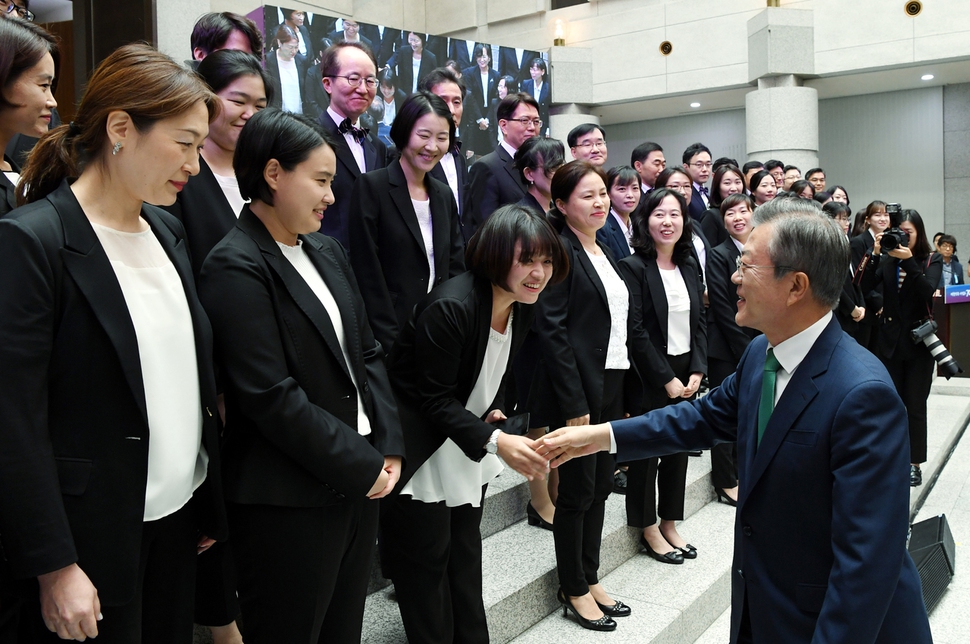 문재인 대통령이 13일 오전 서울 서초구 대법원 중앙홀에서 열린 사법부 70주년 기념식에서 기념공연을 펼친 서울법원종합청사합창단원들과 악수 하고 있다. 청와대사진기자단