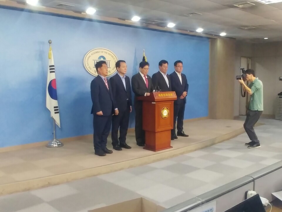 자유한국당 초선 의원들이 13일 서울 여의도 국회에서 당 혁신을 촉구하며 당협위원장 사퇴를 밝히고 있다.  이정훈 기자  ljh9242@hani.co.kr